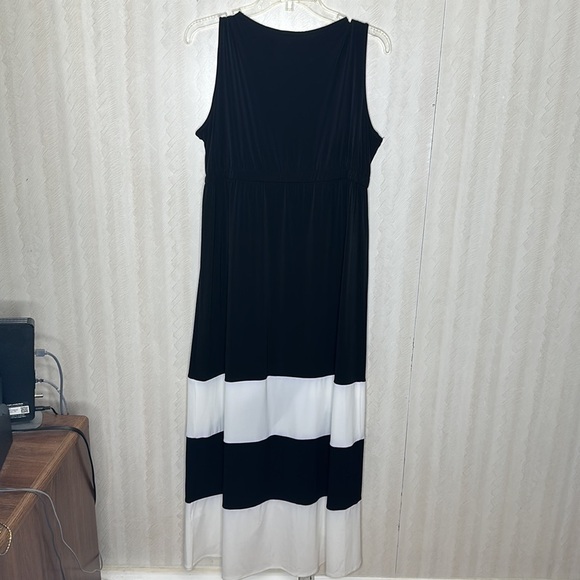 SANDRA DARREN Black White
Striped Layered Round Hem Sleeveless
Maxi Dress 8 - Picture 3 of 10